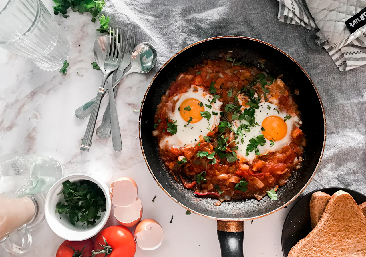 Sfeerbeeld: eieren in tomatensaus